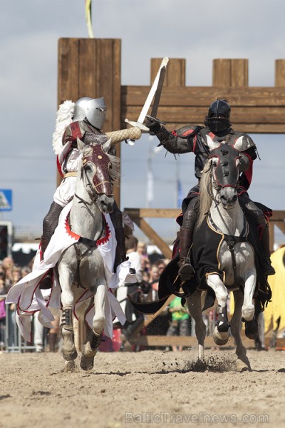 Rīgas 810 gadu jubilejas svētku ietvaros, 11. novembra krastmalā notika vēl Latvijā klātienē neredzētas bruņinieku cīņas zirgos. Foto: www.fotoprojekt 65992