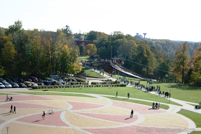 Kad Siguldā nokrāsojas pirmās koku lapas, gan vietējie, gan ārzemju ceļotāji trauc apbrīnot Zelta Rudeni. www.sigulda.lv 67594