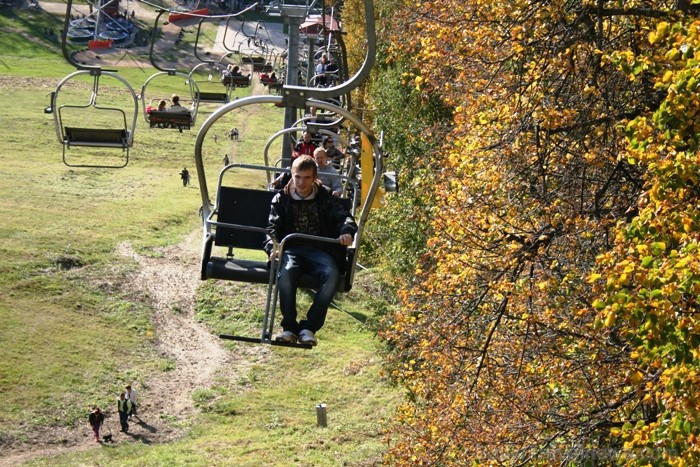 Kad Siguldā nokrāsojas pirmās koku lapas, gan vietējie, gan ārzemju ceļotāji trauc apbrīnot Zelta Rudeni. www.sigulda.lv ) 67609