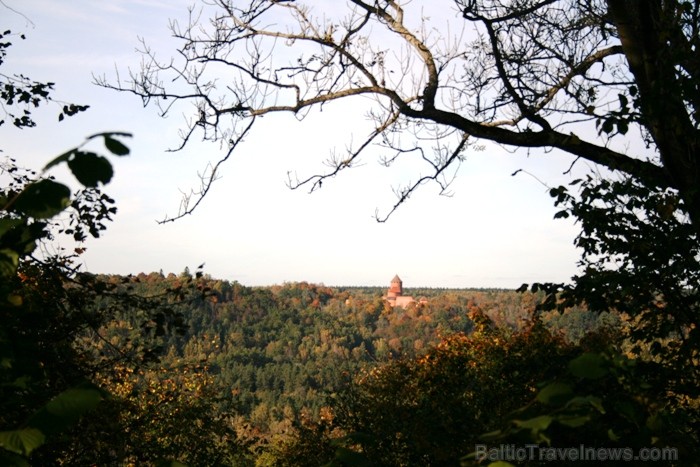 Kad Siguldā nokrāsojas pirmās koku lapas, gan vietējie, gan ārzemju ceļotāji trauc apbrīnot Zelta Rudeni. www.sigulda.lv 67616