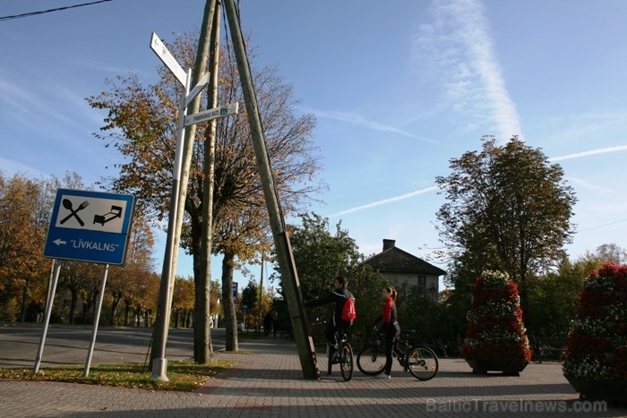 Kad Siguldā nokrāsojas pirmās koku lapas, gan vietējie, gan ārzemju ceļotāji trauc apbrīnot Zelta Rudeni. www.sigulda.lv 67619