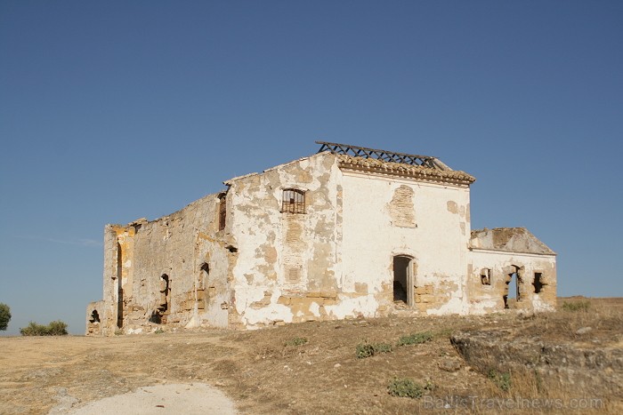 Viduslaikos pilsētas celtniecībai izmantoja akmeņus, kurus izcirta no klints www.turismosuna.es 69188