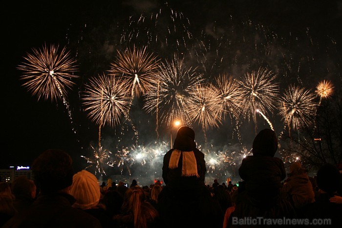 18. novembra salūts Rīgā par godu Latvijas Republikas proklamēšanas dienas 93 gadadienai - Fb.com/Travelnews.lv 69325