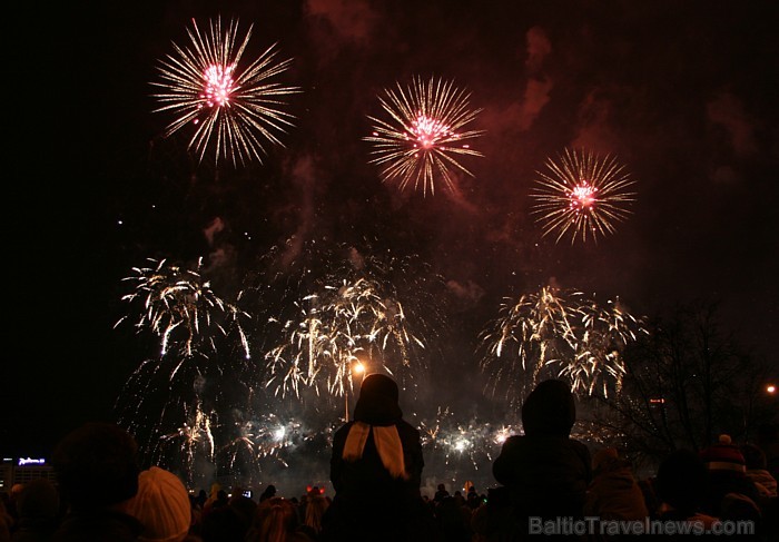 18. novembra salūts Rīgā par godu Latvijas Republikas proklamēšanas dienas 93 gadadienai - Fb.com/Travelnews.lv 69326