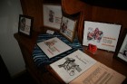 Kolekciju papildina arī Latvijas erotikas vēstures darbi- Gunāra Bindes, Andželas Strupules-Smalkās, laikraksta “Dienas bizness” karikatūrista Agra Li 26