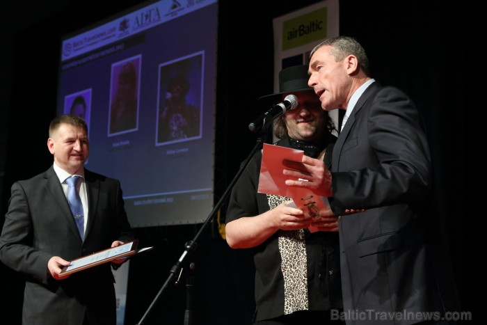 Balvu «Gada cilvēks tūrismā 2012» nominācijā «Uzņēmējs naktsmītņu biznesā 2012» saņem Stīvs Lorens, Liepājas viesnīca «Fontaine». Foto: Juris Ķilkuts, 88061