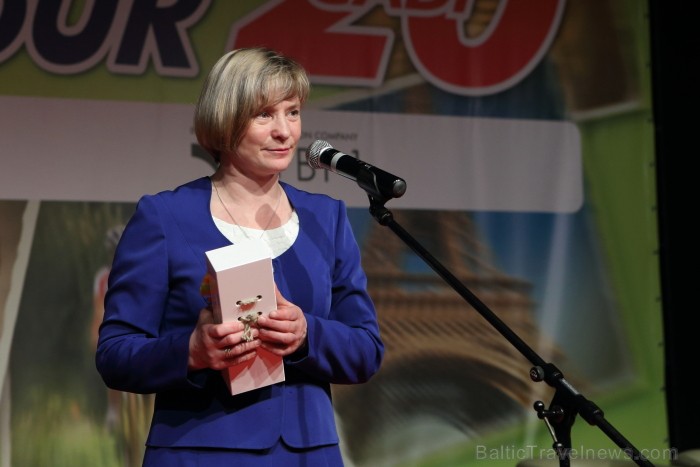 Balvu «Gada cilvēks tūrismā 2012» nominācijā «Tūrisma informācijas centra vadītājs 2012» saņem Līga Kondrāte, Ludzas TIC. Foto: Juris Ķilkuts, FotoAte 88082