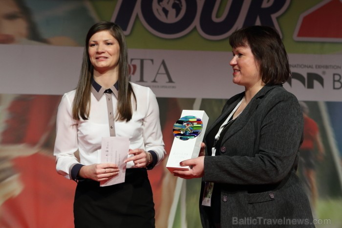 Balvu «Gada cilvēks tūrismā 2012» nominācijā «Tūrisma mājas lapa 2012» saņem Ventspils TIC vadītāja Una Libkovska ( VisitVentspils.com). Foto: Juris Ķ 88095
