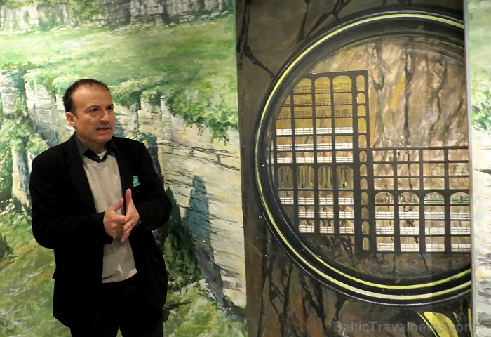 Rokfortas pazemes alās ir ierīkoti 12 stāvi, pa kuriem var pārvietoties, izmantojot kāpnes vai liftu 91549