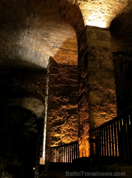 Rokfortas alu apmeklētāji var baudīt gaismas šovu, kura laikā tiek izstāstīta leģenda ar alu rašanos un, protams, mīlas stāstu (tikai franču valodā) 91553