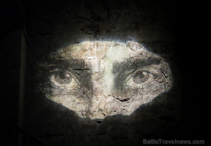 Rokfortas alu apmeklētāji var baudīt gaismas šovu, kura laikā tiek izstāstīta leģenda ar alu rašanos un, protams, mīlas stāstu (tikai franču valodā) 91554