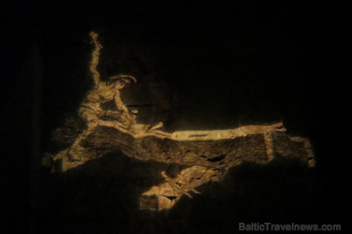 Rokfortas alu apmeklētāji var baudīt gaismas šovu, kura laikā tiek izstāstīta leģenda ar alu rašanos un, protams, mīlas stāstu (tikai franču valodā) 91555