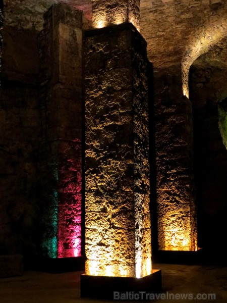 Rokfortas alu apmeklētāji var baudīt gaismas šovu, kura laikā tiek izstāstīta leģenda ar alu rašanos un, protams, mīlas stāstu (tikai franču valodā) 91557