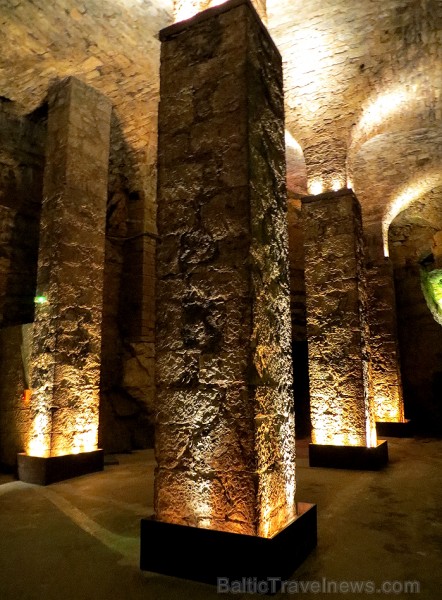 Rokfortas alu apmeklētāji var baudīt gaismas šovu, kura laikā tiek izstāstīta leģenda ar alu rašanos un, protams, mīlas stāstu (tikai franču valodā) 91558