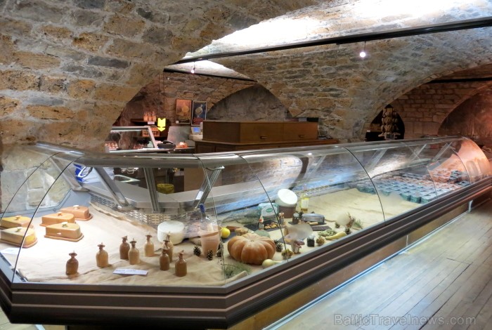 Degustācijas zāle, kur var nobaudīt Rokfortas sierus un vīnu, kā arī iegādāties to līdzņemšanai 91569