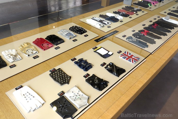 Nelielā Tulūzas pilsētā Millau (Francija) atrodas viena no pazīstamākajām cimdu darbnīcām Eiropā - CAUSSE 91643