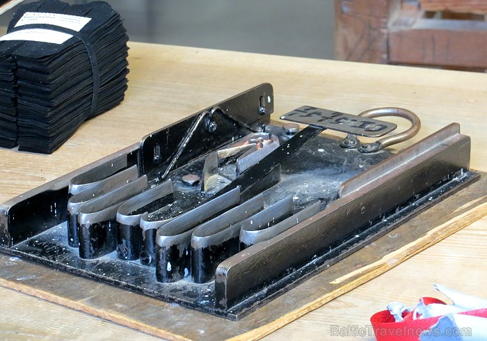 Nelielā Tulūzas pilsētā Millau (Francija) atrodas viena no pazīstamākajām cimdu darbnīcām Eiropā - CAUSSE 91653