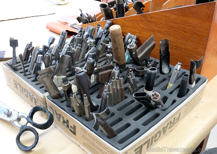 Nelielā Tulūzas pilsētā Millau (Francija) atrodas viena no pazīstamākajām cimdu darbnīcām Eiropā - CAUSSE 91659