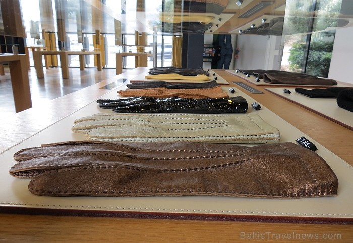 Nelielā Tulūzas pilsētā Millau (Francija) atrodas viena no pazīstamākajām cimdu darbnīcām Eiropā - CAUSSE 91664