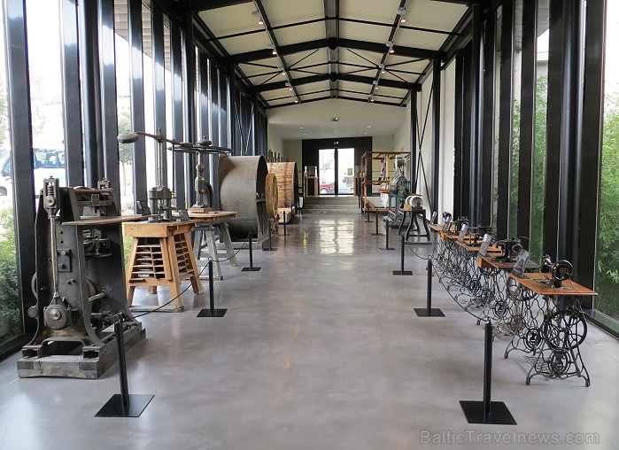 Nelielā Tulūzas pilsētā Millau (Francija) atrodas viena no pazīstamākajām cimdu darbnīcām Eiropā - CAUSSE 91671