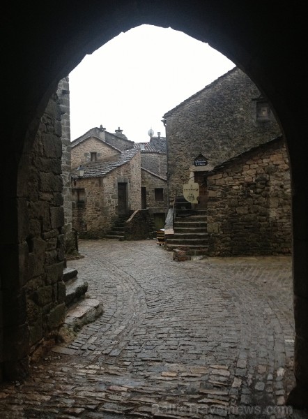 Ciemats La Couvertoirade aiznes apmeklētājus atpakaļ Viduslaikos 91682