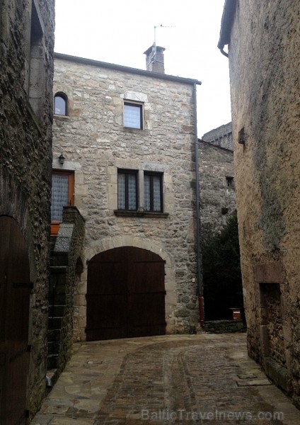 Ciemats La Couvertoirade aiznes apmeklētājus atpakaļ Viduslaikos 91685