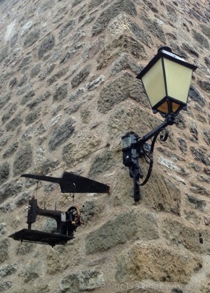 Ciemats La Couvertoirade aiznes apmeklētājus atpakaļ Viduslaikos 91686