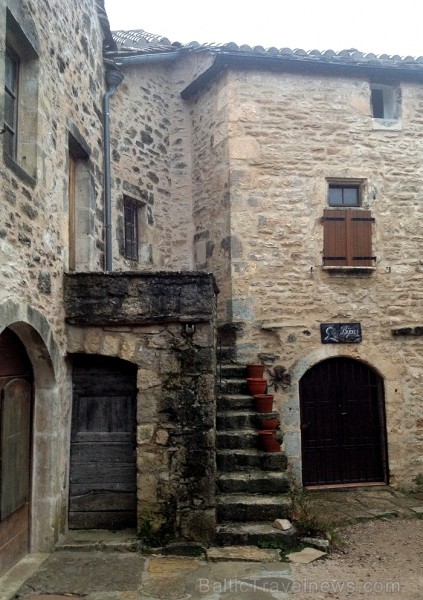 Ciemats La Couvertoirade aiznes apmeklētājus atpakaļ Viduslaikos 91687