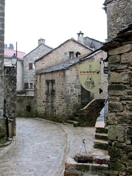 Ciemats La Couvertoirade aiznes apmeklētājus atpakaļ Viduslaikos 91689