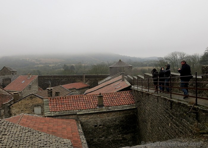 Ciemats La Couvertoirade aiznes apmeklētājus atpakaļ Viduslaikos 91692