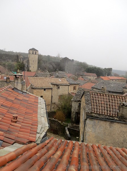 Ciemats La Couvertoirade aiznes apmeklētājus atpakaļ Viduslaikos 91695