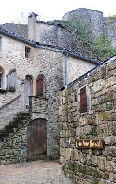 Ciemats La Couvertoirade aiznes apmeklētājus atpakaļ Viduslaikos 91705