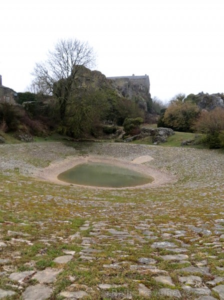 Ciemats La Couvertoirade aiznes apmeklētājus atpakaļ Viduslaikos 91709