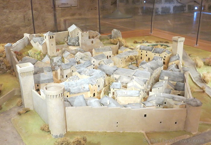 Ciemats La Couvertoirade aiznes apmeklētājus atpakaļ Viduslaikos 91710