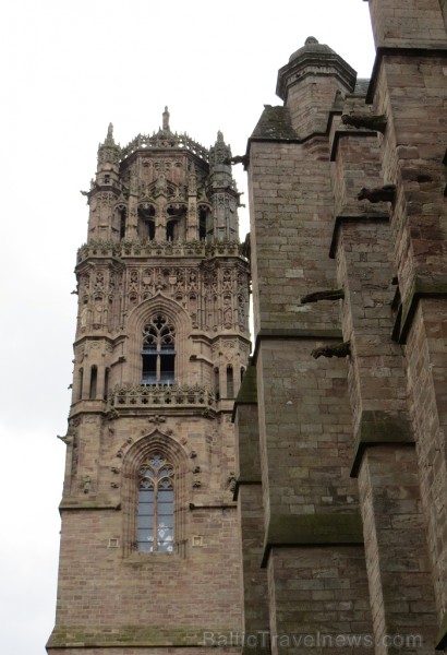 Grandioza Rodezas katedrāle, kas paceļas virs nelielas viesmīlīgas pilsētas, ir gotiskās arhitektūras brīnums. Tās ēka ir uzcelta 12. gadsimtā un ir v 91819