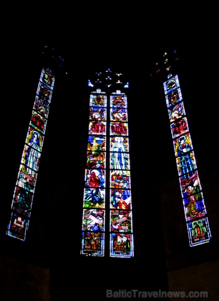 Grandioza Rodezas katedrāle, kas paceļas virs nelielas viesmīlīgas pilsētas, ir gotiskās arhitektūras brīnums. Tās ēka ir uzcelta 12. gadsimtā un ir v 91832