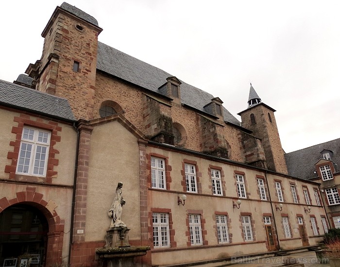 Grandioza Rodezas katedrāle, kas paceļas virs nelielas viesmīlīgas pilsētas, ir gotiskās arhitektūras brīnums. Tās ēka ir uzcelta 12. gadsimtā un ir v 91838