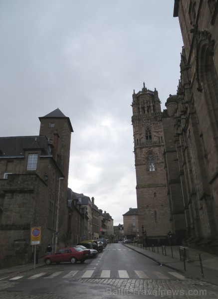 Grandioza Rodezas katedrāle, kas paceļas virs nelielas viesmīlīgas pilsētas, ir gotiskās arhitektūras brīnums. Tās ēka ir uzcelta 12. gadsimtā un ir v 91841