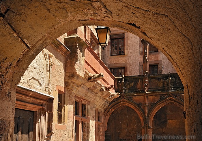 Grandioza Rodezas katedrāle, kas paceļas virs nelielas viesmīlīgas pilsētas, ir gotiskās arhitektūras brīnums. Tās ēka ir uzcelta 12. gadsimtā un ir v 91842