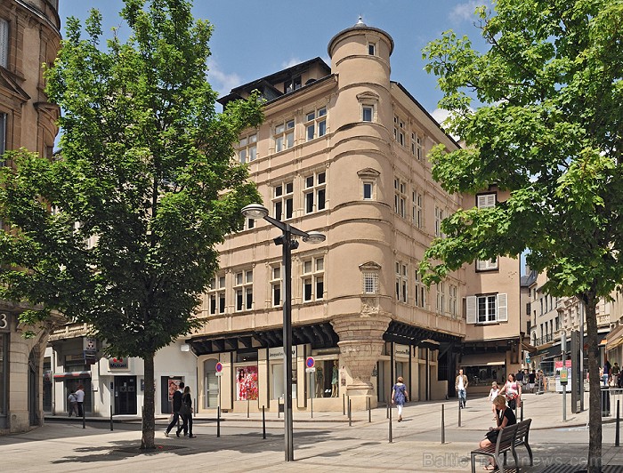 Grandioza Rodezas katedrāle, kas paceļas virs nelielas viesmīlīgas pilsētas, ir gotiskās arhitektūras brīnums. Tās ēka ir uzcelta 12. gadsimtā un ir v 91843