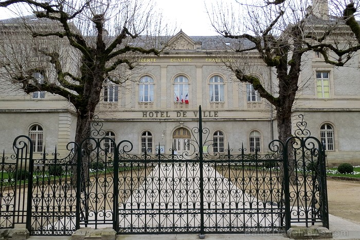 Villefranche de Rouergue ir brīnišķīga Tulūzas pilsēta ar šaurām, bruģētām ieliņām, viduslaiku ēkām un Aveyron upes tiltiem 91854