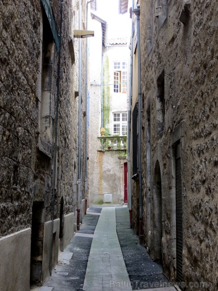 Villefranche de Rouergue ir brīnišķīga Tulūzas pilsēta ar šaurām, bruģētām ieliņām, viduslaiku ēkām un Aveyron upes tiltiem 91858