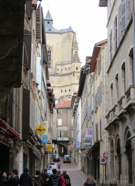 Villefranche de Rouergue ir brīnišķīga Tulūzas pilsēta ar šaurām, bruģētām ieliņām, viduslaiku ēkām un Aveyron upes tiltiem 91859