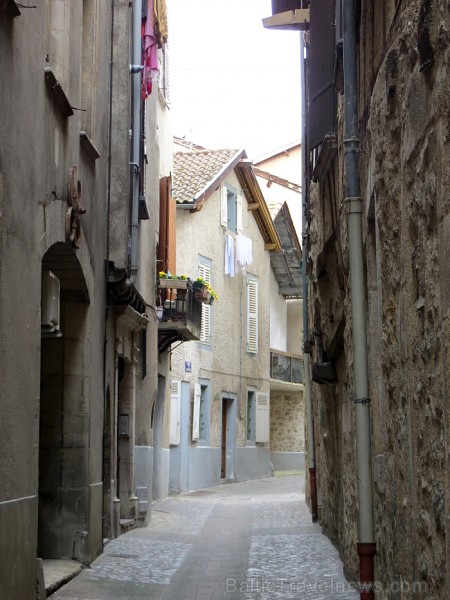 Villefranche de Rouergue ir brīnišķīga Tulūzas pilsēta ar šaurām, bruģētām ieliņām, viduslaiku ēkām un Aveyron upes tiltiem 91860