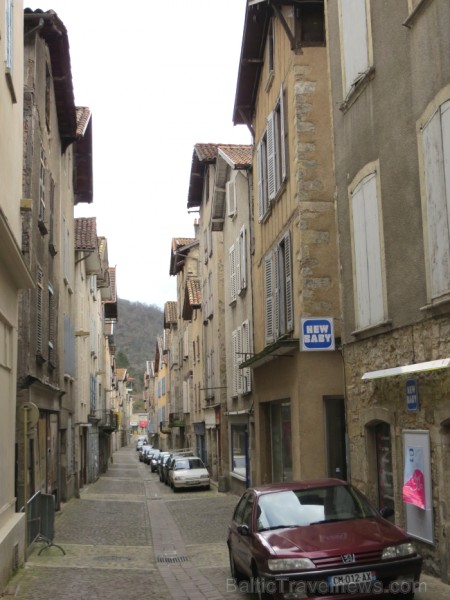 Villefranche de Rouergue ir brīnišķīga Tulūzas pilsēta ar šaurām, bruģētām ieliņām, viduslaiku ēkām un Aveyron upes tiltiem 91862