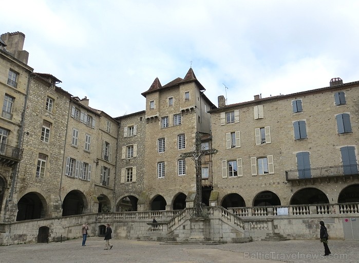 Villefranche de Rouergue ir brīnišķīga Tulūzas pilsēta ar šaurām, bruģētām ieliņām, viduslaiku ēkām un Aveyron upes tiltiem 91863