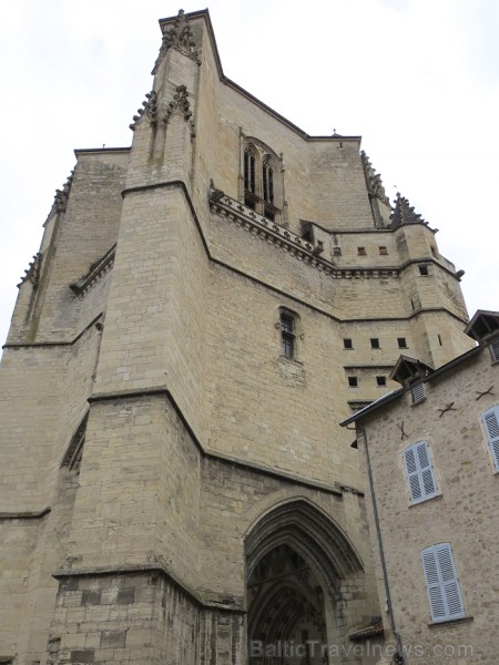 Villefranche de Rouergue ir brīnišķīga Tulūzas pilsēta ar šaurām, bruģētām ieliņām, viduslaiku ēkām un Aveyron upes tiltiem 91864