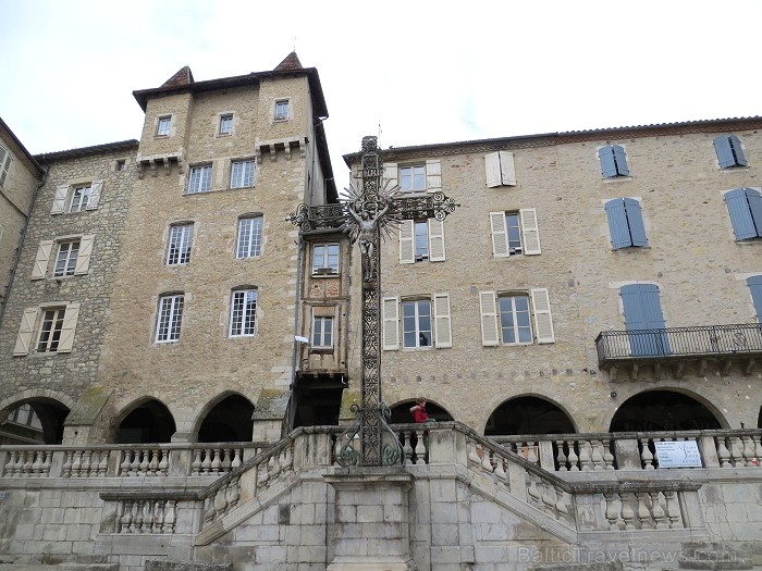 Villefranche de Rouergue ir brīnišķīga Tulūzas pilsēta ar šaurām, bruģētām ieliņām, viduslaiku ēkām un Aveyron upes tiltiem 91866