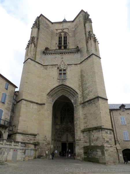 Villefranche de Rouergue ir brīnišķīga Tulūzas pilsēta ar šaurām, bruģētām ieliņām, viduslaiku ēkām un Aveyron upes tiltiem 91867