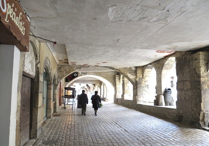 Villefranche de Rouergue ir brīnišķīga Tulūzas pilsēta ar šaurām, bruģētām ieliņām, viduslaiku ēkām un Aveyron upes tiltiem 91870